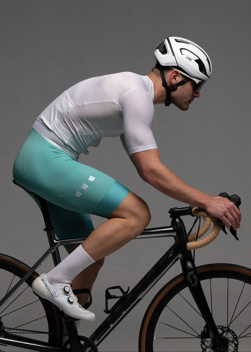 DIZZY WHITE JERSEY + AQUAMARINE BIBS + WHITE/GREY SOCKS