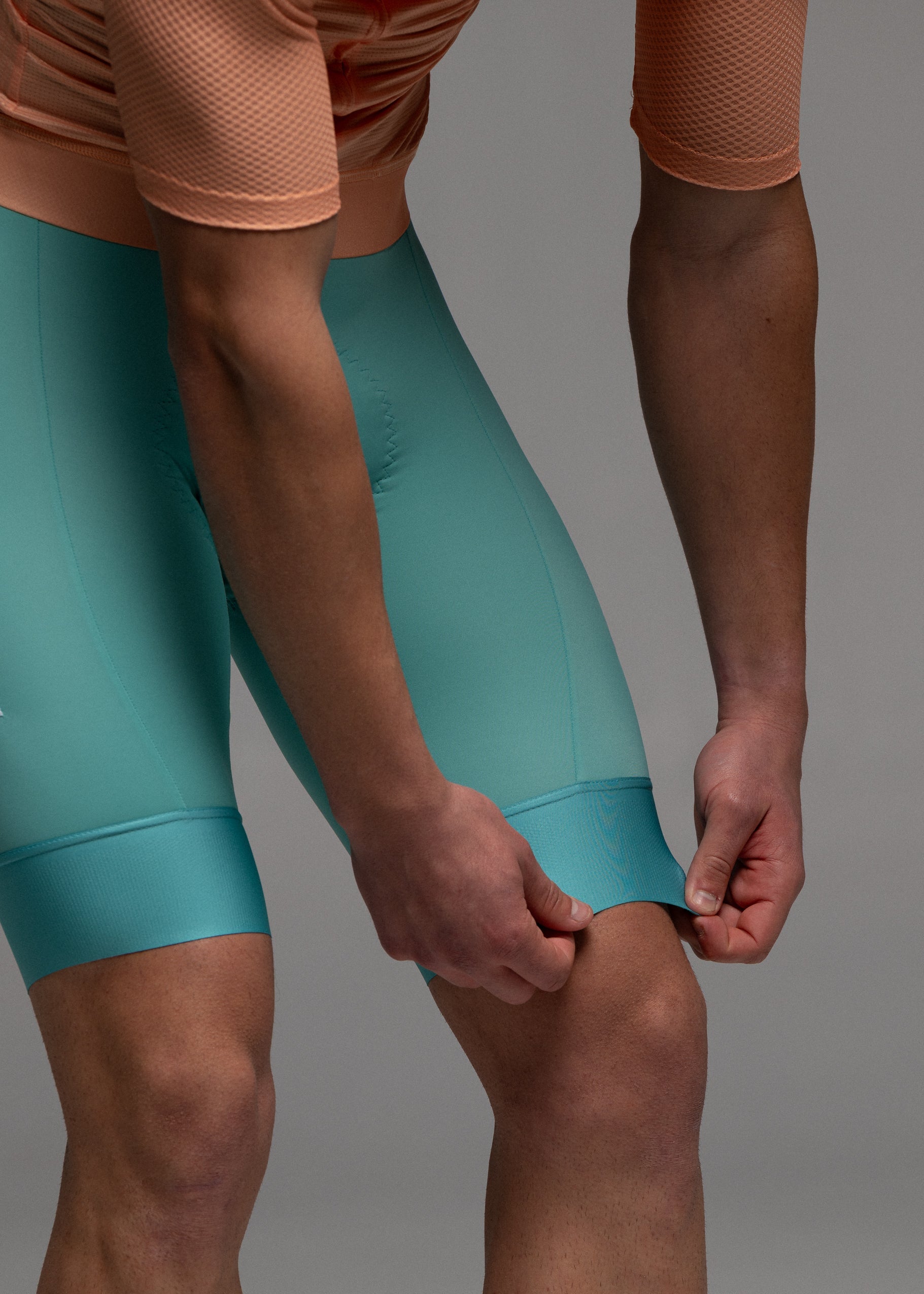 PEACH JERSEY + AQUAMARINE BIBS +`WHITE/GREY SOCKS
